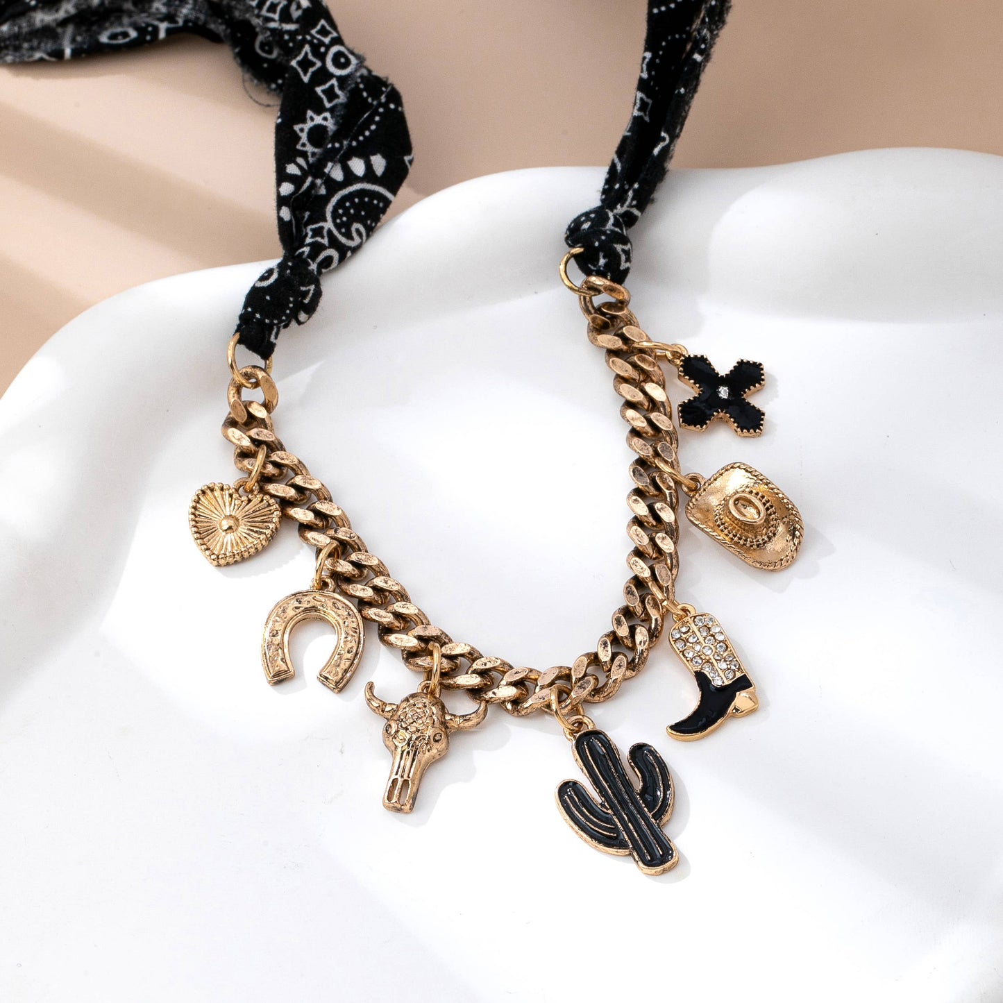 CHARM ANIMAL SCARF NECKLACE-WESTERN CROSS BOOT HAT | 80N9270