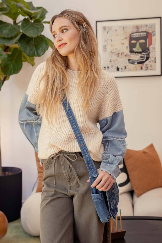 CONTRAST DENIM SLEEVE CREWNECK KNIT SWEATER: NATURAL