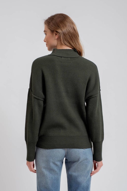 MOCK NECK RIBBED SWEATER: HUNTER GREEN