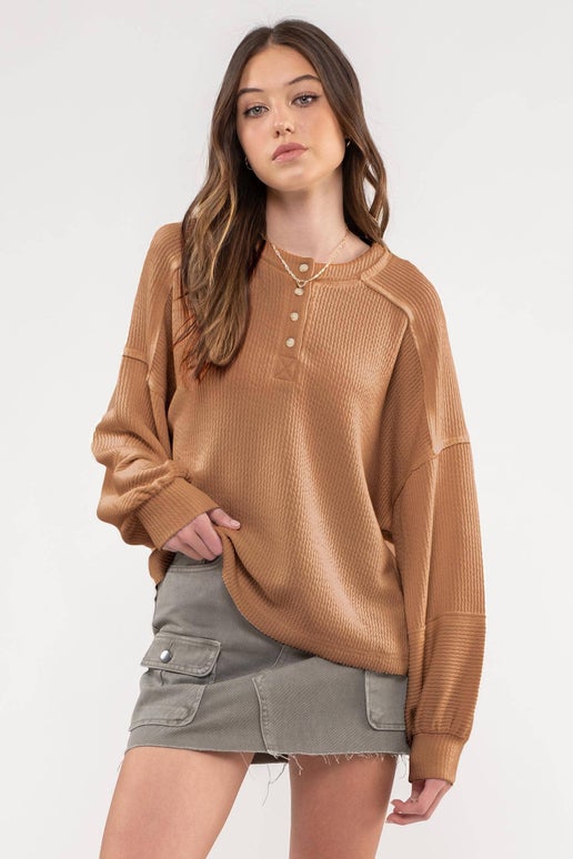 RELAXED RIB KNIT HENLEY TOP: BROWN